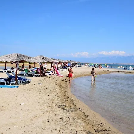 Mira Sabunike Near The Sandy - By Ta Leut Agency *
